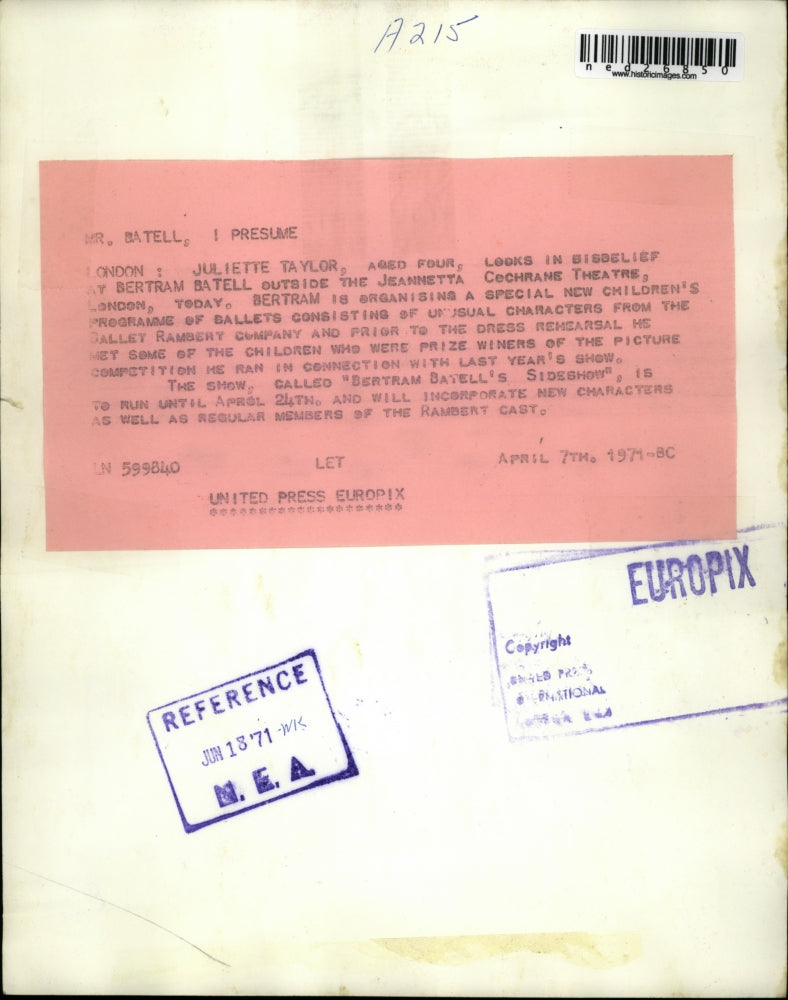 1971 Press Photo Juliette Taylor looks at Bertram Batell outside Theatre