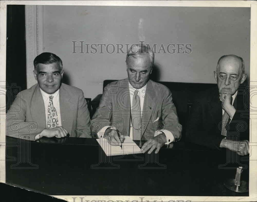 1934 Press Photo A. Troyanovsky, C. Hull & R.W. Moore discuss Soviet depts