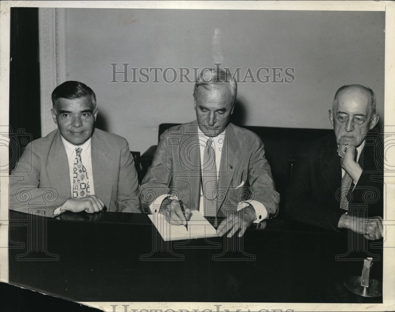 Load image into Gallery viewer, 1934 Press Photo A. Troyanovsky, C. Hull &amp; R.W. Moore discuss Soviet depts
