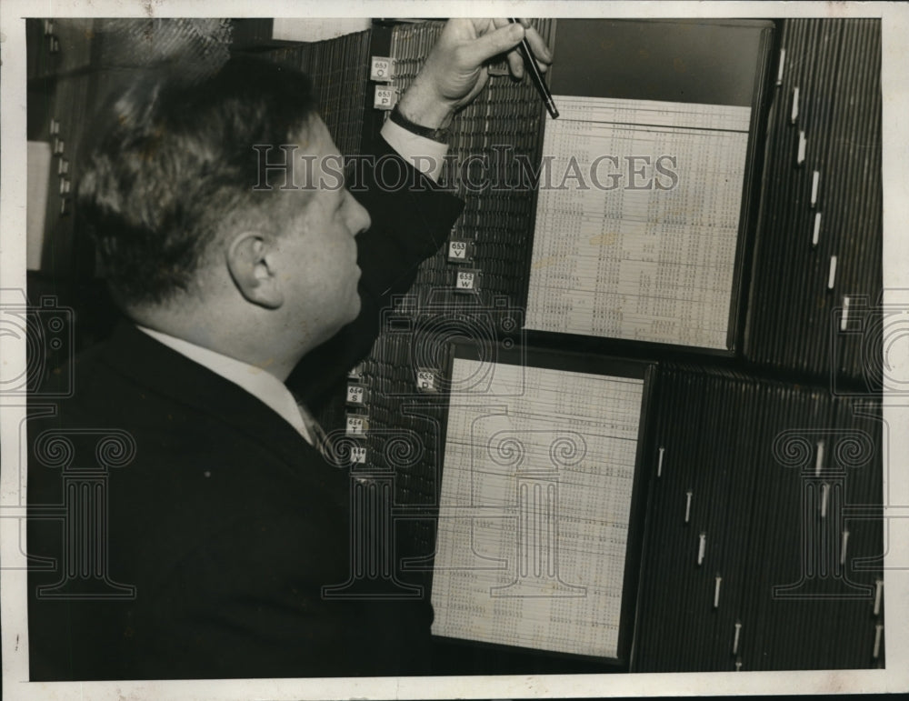 1938 Press Photo Thornton looks up U.S. Social Security name