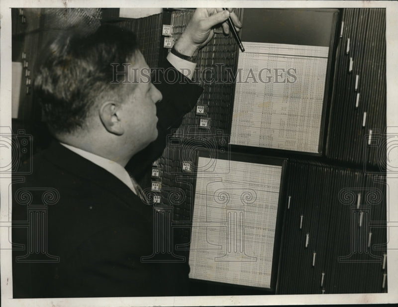 Load image into Gallery viewer, 1938 Press Photo Thornton looks up U.S. Social Security name
