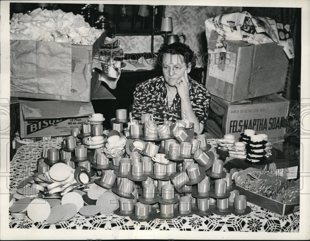 1943 Press Photo Peoria Ill Cause of pained expression on face of MRs J R Smith