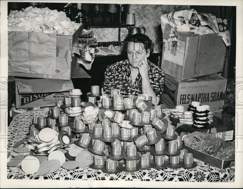 Load image into Gallery viewer, 1943 Press Photo Peoria Ill Cause of pained expression on face of MRs J R Smith
