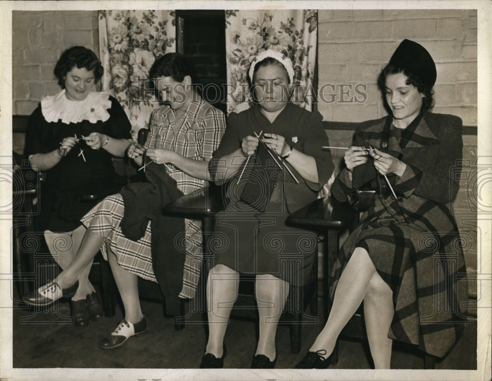 1942 Press Photo Knitting group Mrs Fred Woodward, Miss Catherine Gill, Mrs John
