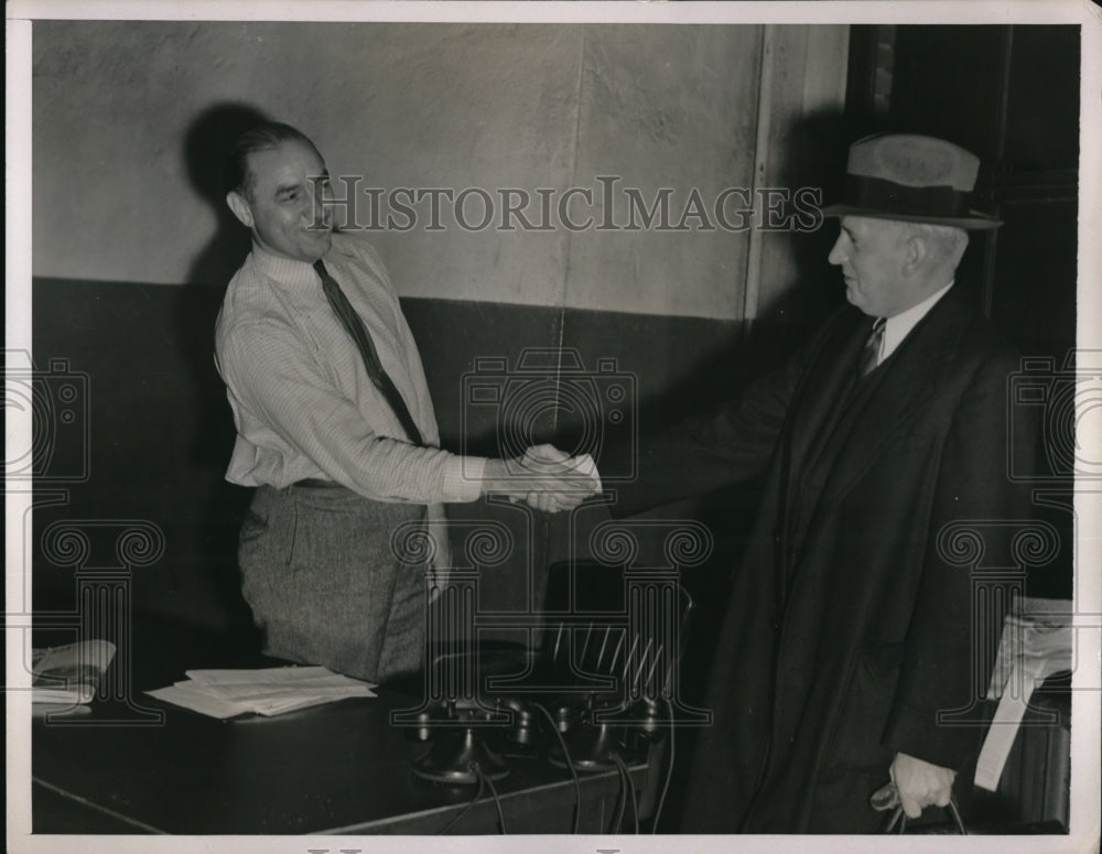 1936 Press Photo Lee Wood Editor of New York WOrld Telegram bids adieu to H R
