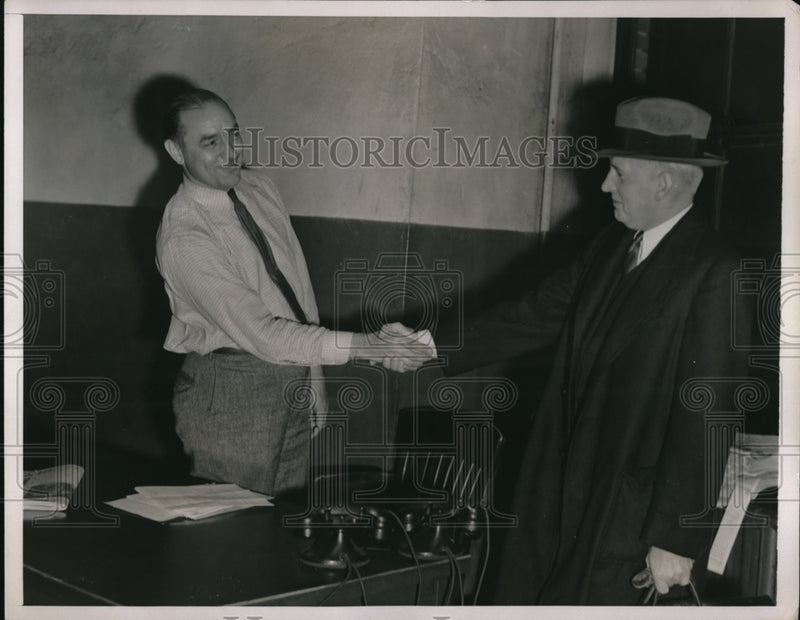 Load image into Gallery viewer, 1936 Press Photo Lee Wood Editor of New York WOrld Telegram bids adieu to H R
