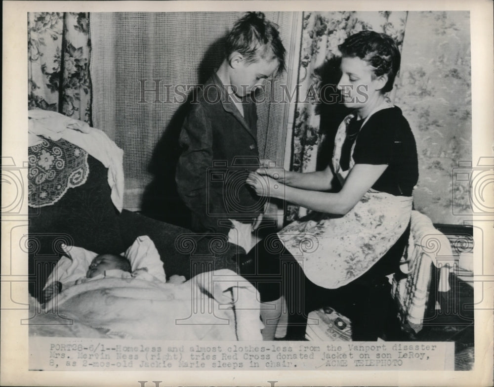 1948 Press Photo A homeless child with Mrs. Mervin Ness getting clothes.