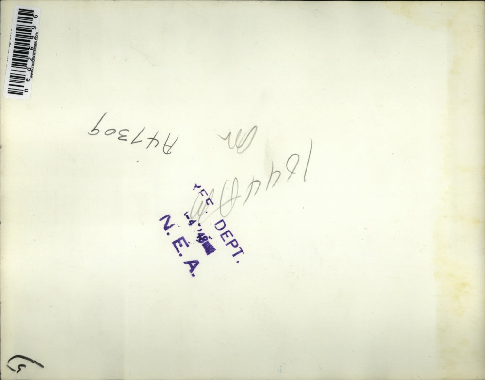 1948 Press Photo A homeless child with Mrs. Mervin Ness getting clothes.