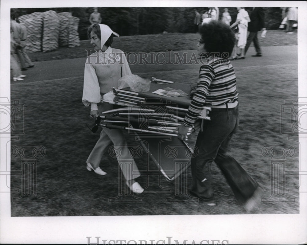 1970 Press Photo Judy Lowenstein and Anne Ladd