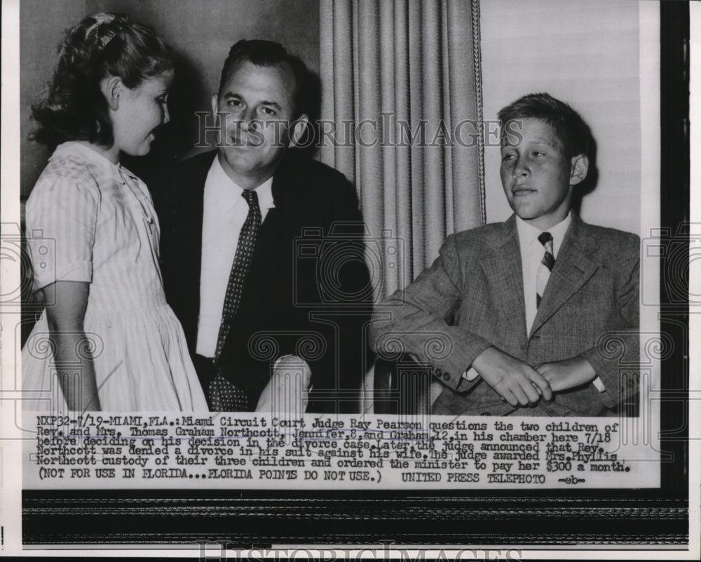 1956 Press Photo Miami Circuit Court Judge Ray Pearson questions the 2 children