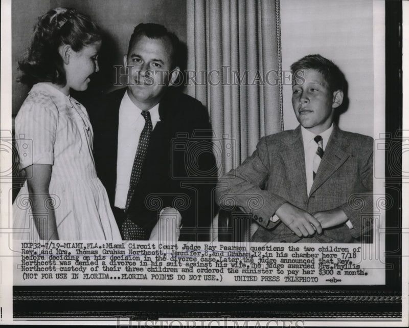 Load image into Gallery viewer, 1956 Press Photo Miami Circuit Court Judge Ray Pearson questions the 2 children
