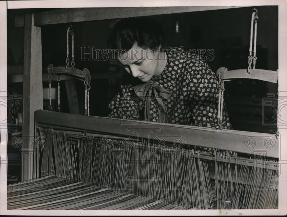 1937 Press Photo Eleanor Neel demonstrates the ancient art of weaving at the New
