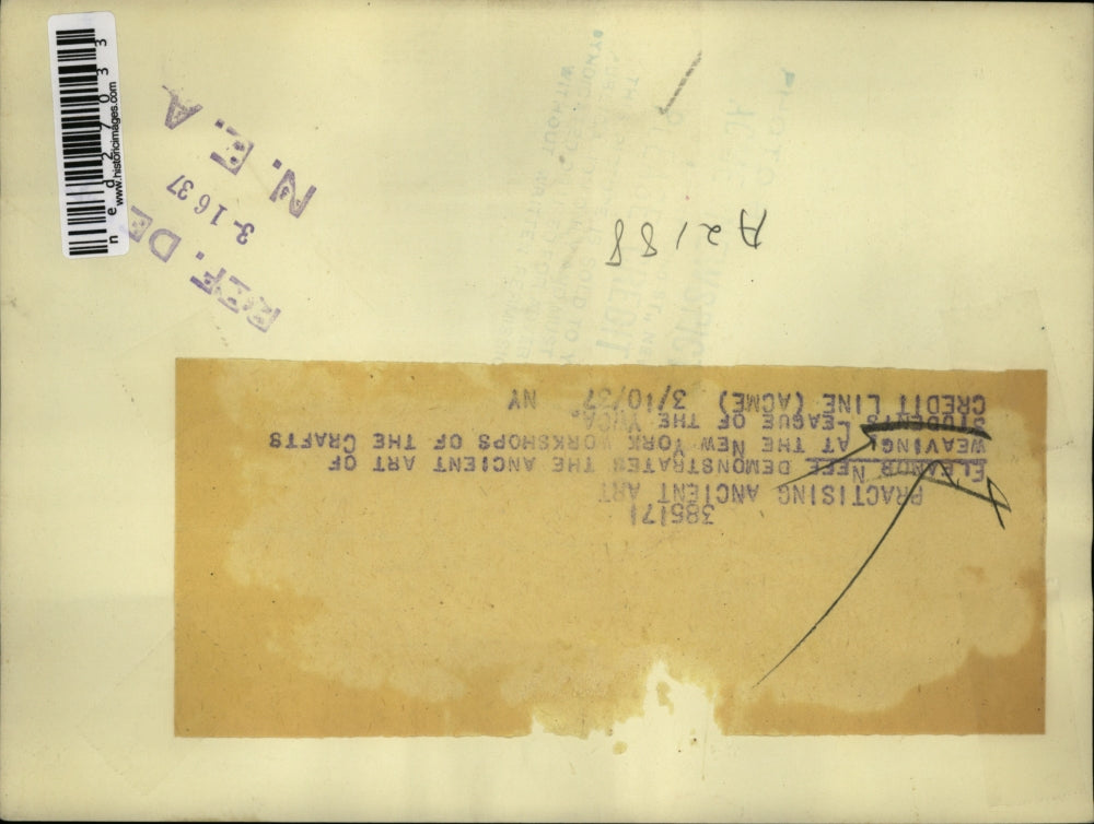 1937 Press Photo Eleanor Neel demonstrates the ancient art of weaving at the New