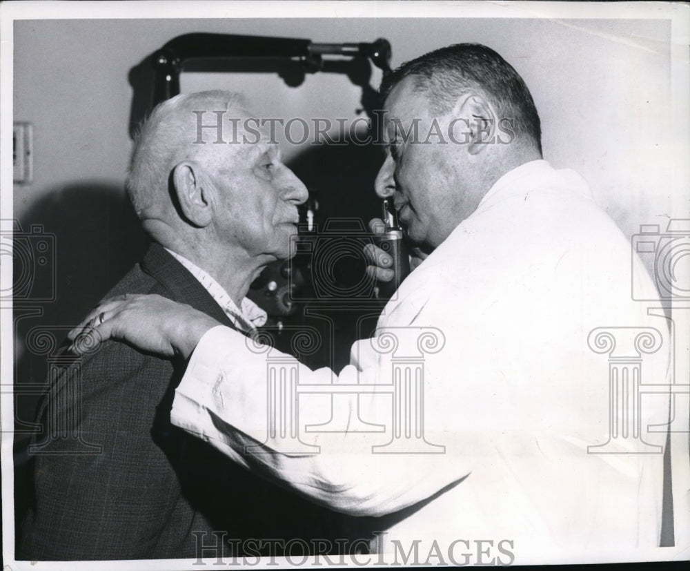 1961 Press Photo 89 year old Spanco George Nicholson submits to ee test by Dr