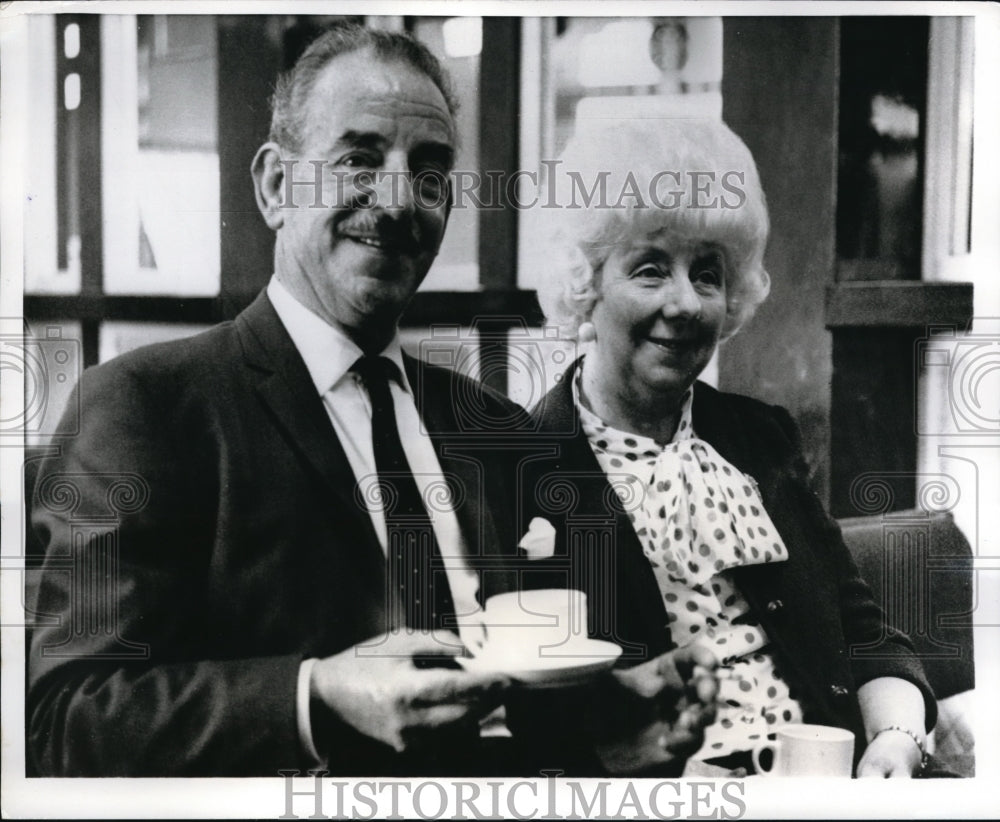 1968 Press Photo Southland England Labor Union Official Harry Nicholas has cup - Historic Images