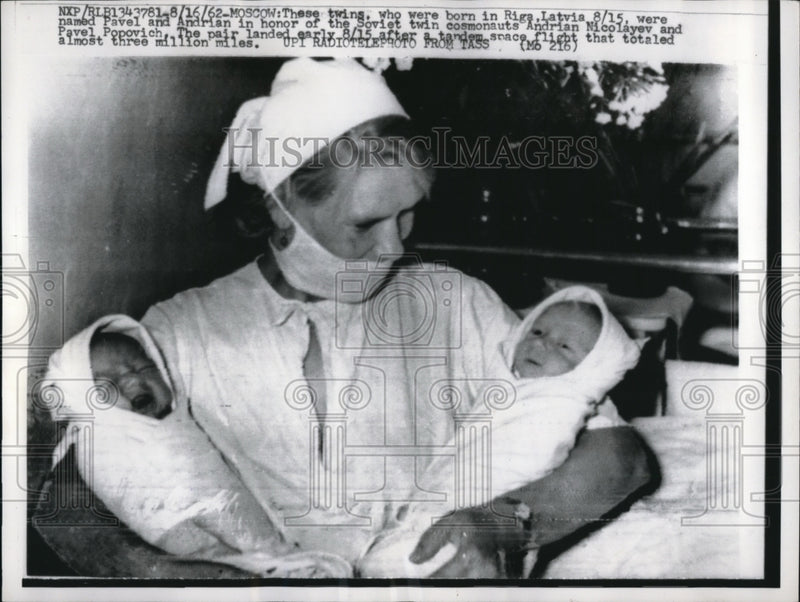 Load image into Gallery viewer, 1962 Press Photo Moscow Riga Latvis Andrian Soviet Cosmonauts Children Born
