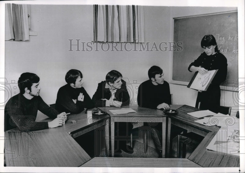Load image into Gallery viewer, 1968 Press Photo J. Barille, M. Lindner, R. Bailey &amp; C. Anderson at lesson

