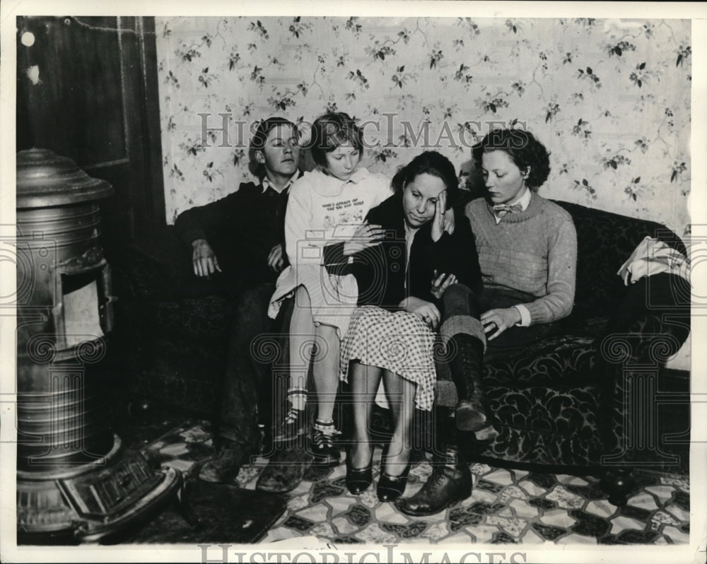 1934 Press Photo Relatives Of Slain Woman Grieving At Home