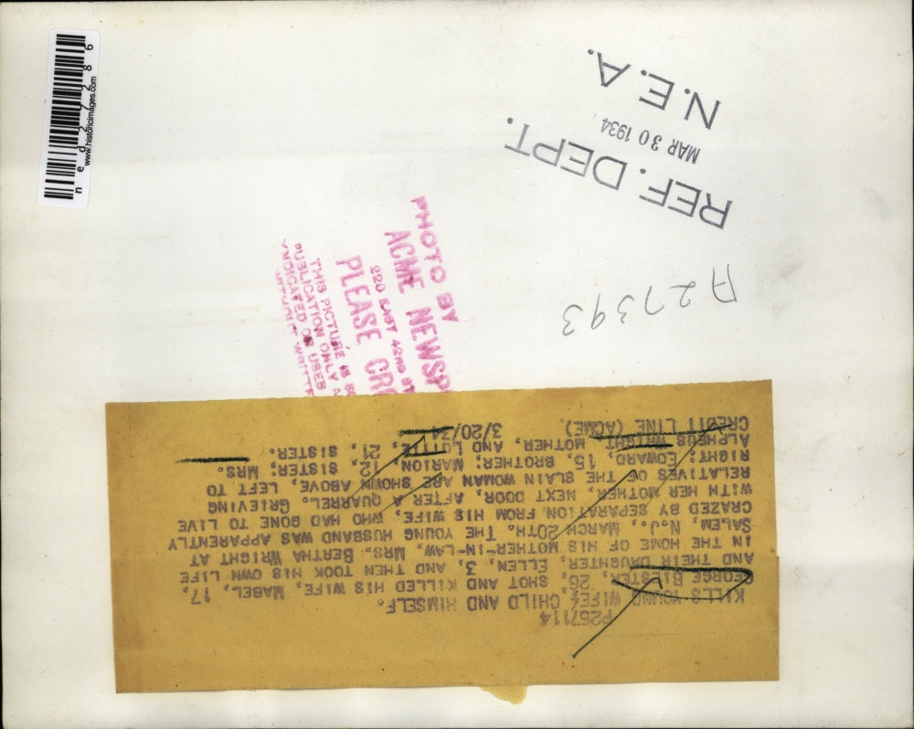 1934 Press Photo Relatives Of Slain Woman Grieving At Home