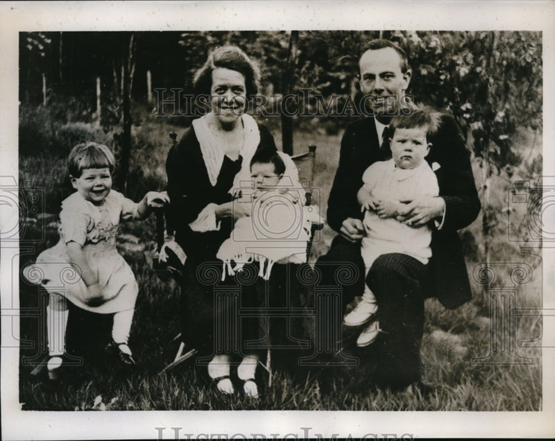 Load image into Gallery viewer, 1935 Press Photo Mr and Mrs Charles Barton and their family during the Ethiopian
