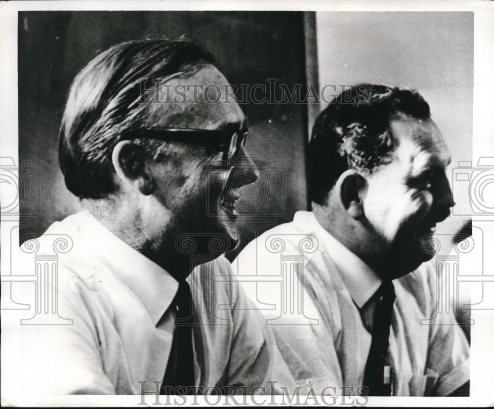 1967 Press Photo Roger Braham and RF Drake after delivering Australia's first