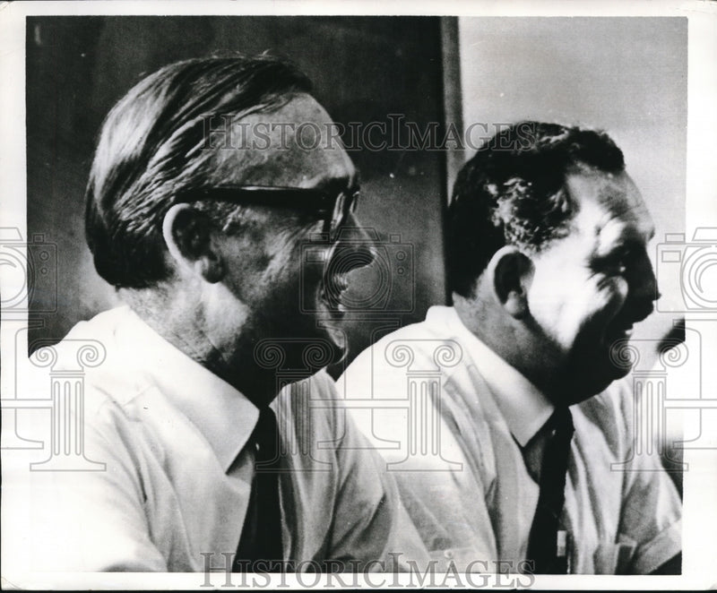 Load image into Gallery viewer, 1967 Press Photo Roger Braham and RF Drake after delivering Australia's first
