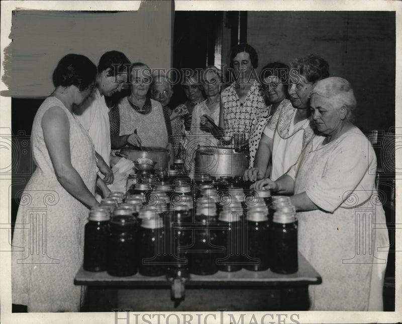 Load image into Gallery viewer, 1931 Press Photo Pilgrim Congregational Church canning
