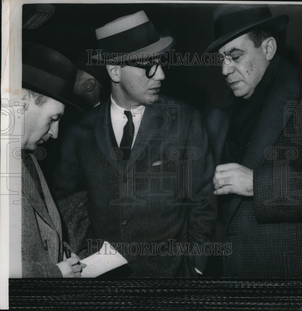 1960 Press Photo Sol Fried And Son Barry Talk To Reporters At Airport