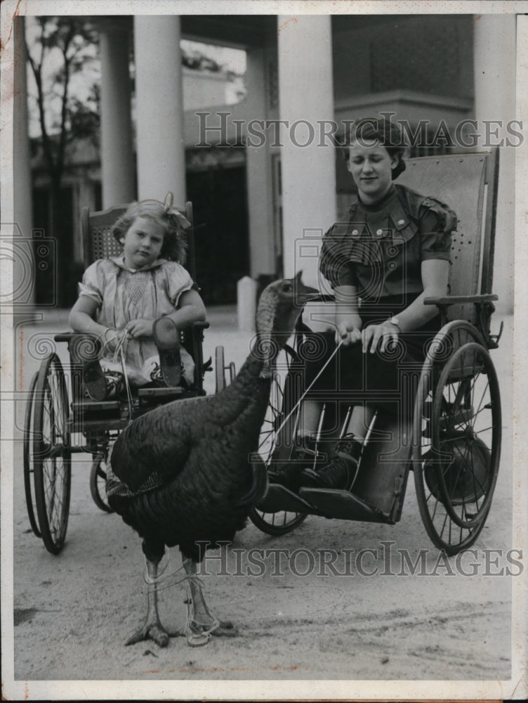 Load image into Gallery viewer, 1934 Press Photo Mary Grimley And Mary Elizabeth Runkle Play With A Turkey
