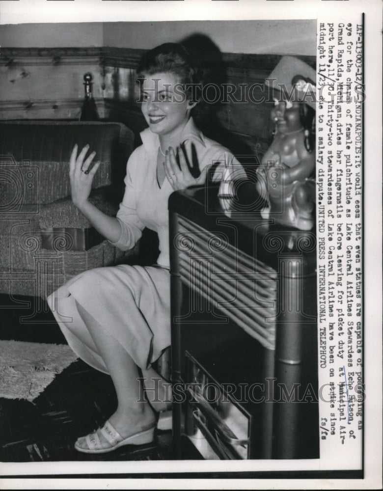 Load image into Gallery viewer, 1958 Press Photo Echo Hutson Dries Fingernails Before Leaving For Picket Duty

