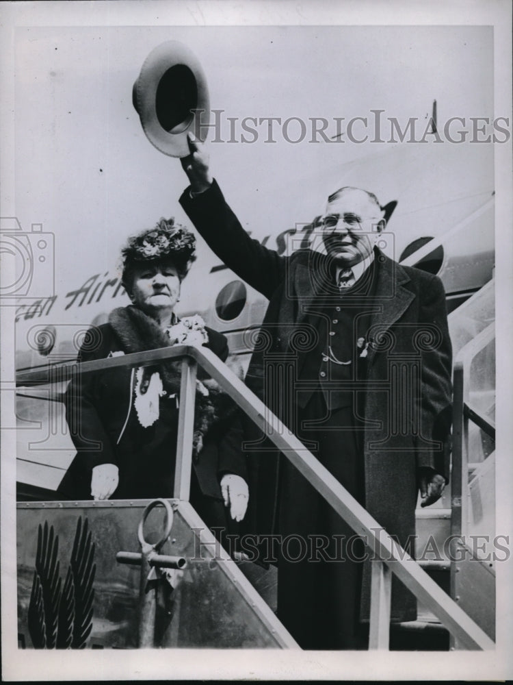 Load image into Gallery viewer, 1946 Press Photo Chicago William and Emma Tinsley board and American overseas
