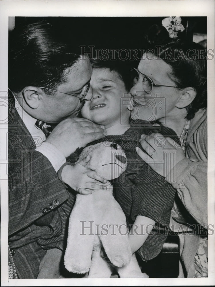 1946 Press Photo Philadelphia Mr & Mrs Charles Trobman smother their kidnaped