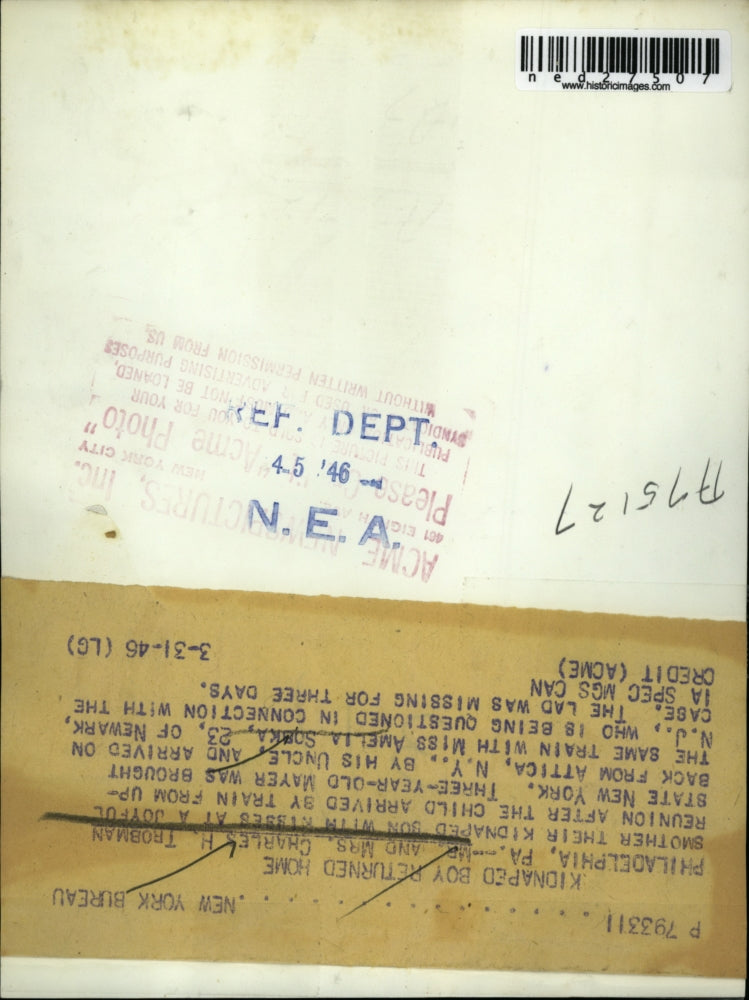 1946 Press Photo Philadelphia Mr & Mrs Charles Trobman smother their kidnaped