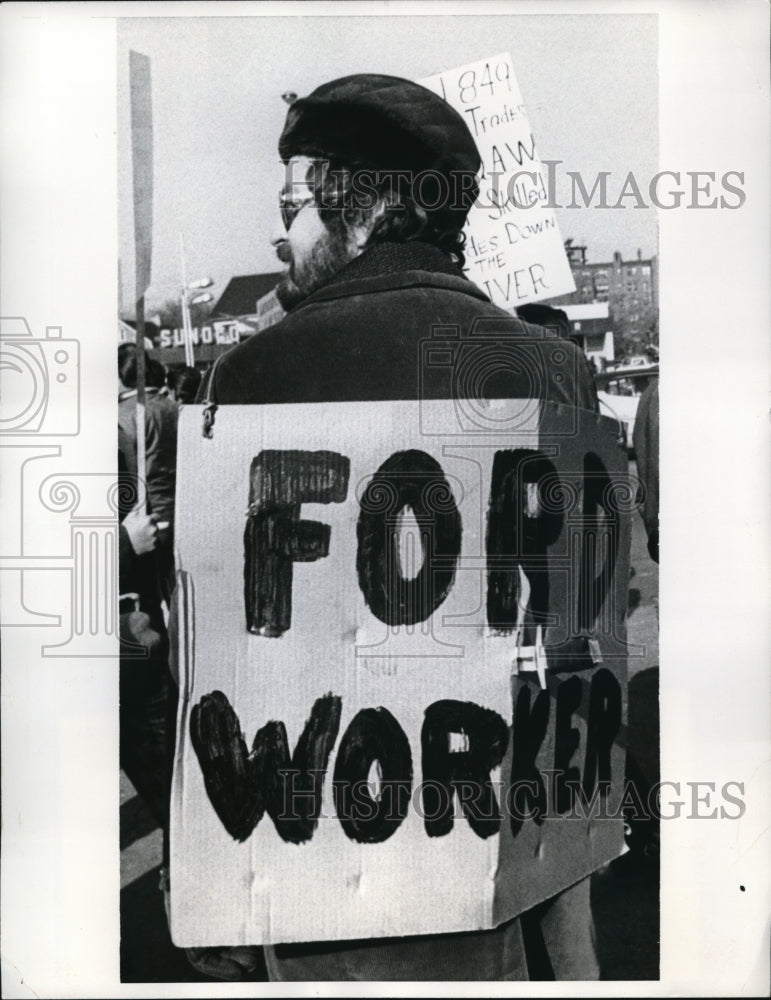 1973 Press Photo Tradesmen at United Auto Workers Protest Tentative Contract in