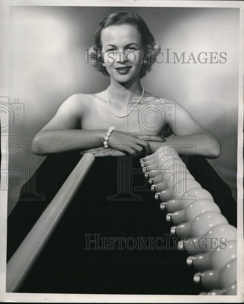 1952 Press Photo Pat Bosley Of Cleveland Poses With Fluorescent And Incandescent