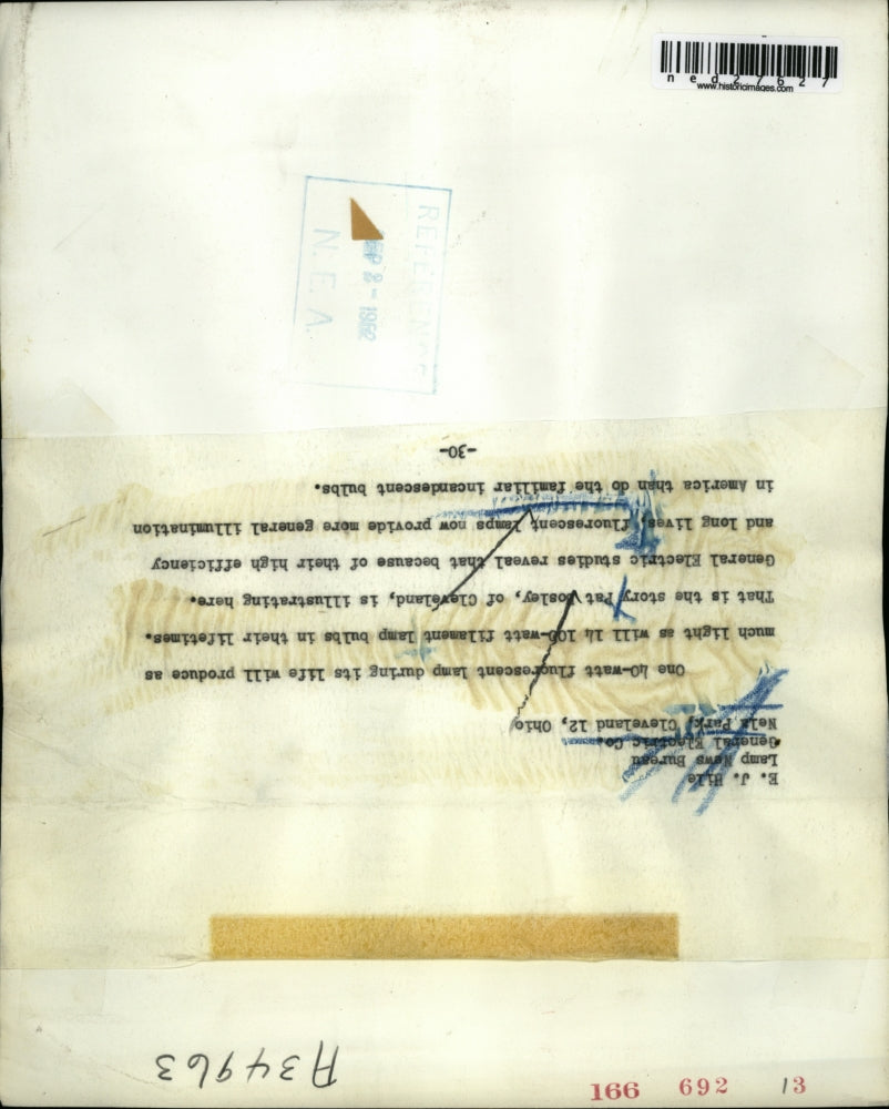 1952 Press Photo Pat Bosley Of Cleveland Poses With Fluorescent And Incandescent