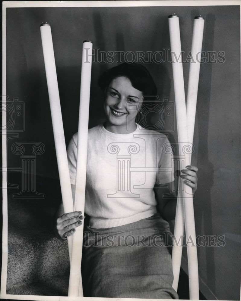 1949 Press Photo Model Poses With General Electric Fluorescent Lightbulbs