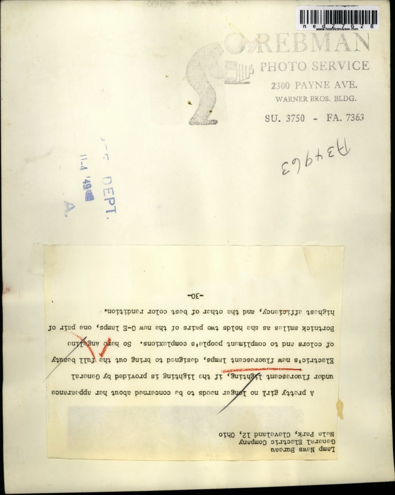 1949 Press Photo Model Poses With General Electric Fluorescent Lightbulbs