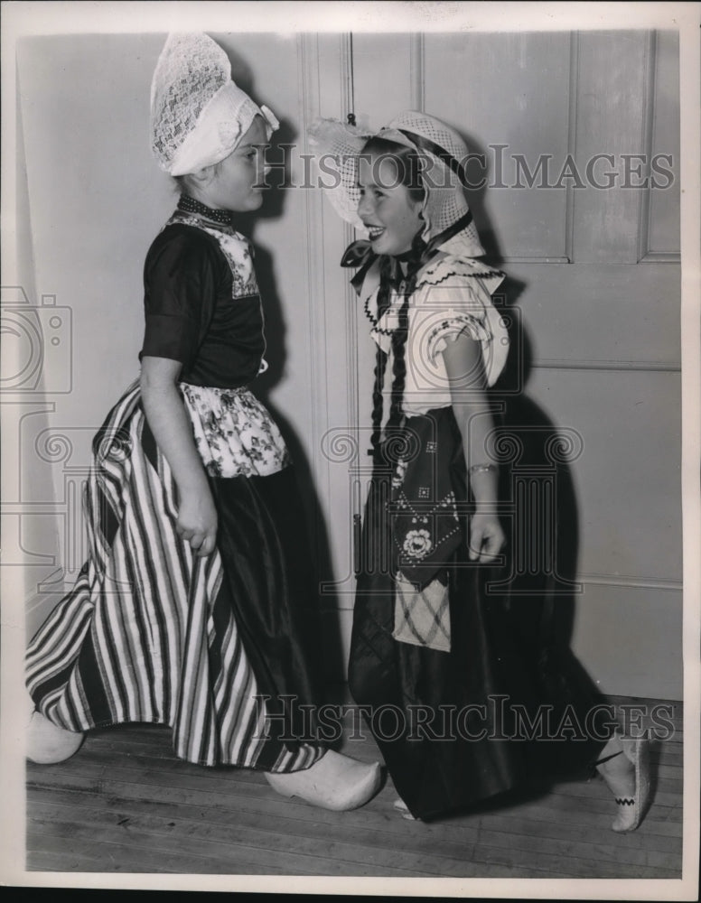 1939 Press Photo Jacquelline Van Troostenburg And Maria Vargas Natively Costumed