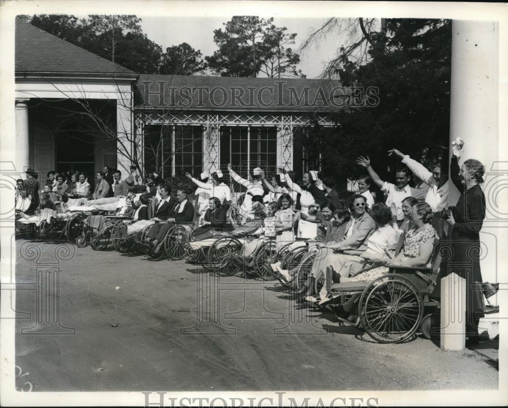 1937 Press Photo The Arm Springs Foundation Waves To President Roosevelt