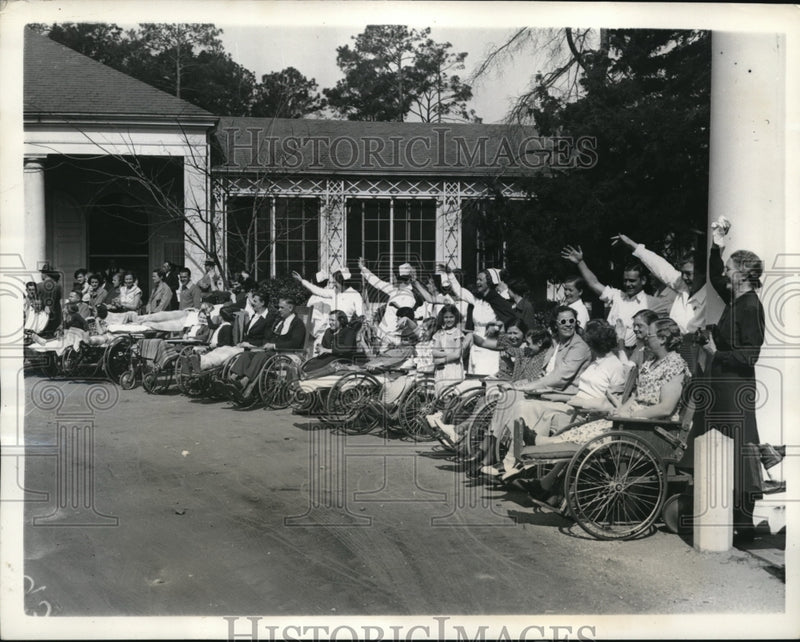 Load image into Gallery viewer, 1937 Press Photo The Arm Springs Foundation Waves To President Roosevelt
