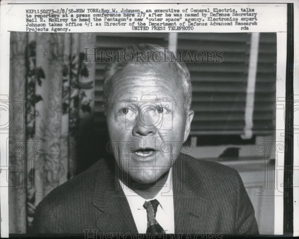 1958 Press Photo Roy W. Johnson, executive of General Electric, speaks to press