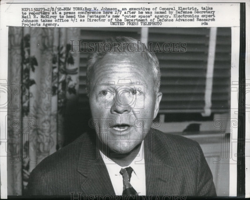 Load image into Gallery viewer, 1958 Press Photo Roy W. Johnson, executive of General Electric, speaks to press
