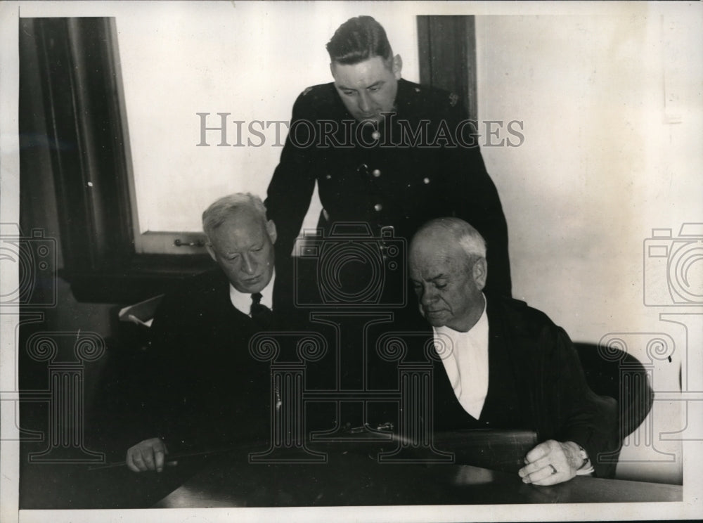 1938 Press Photo E.R. Frankish, C.T. Crawford & J.L. Flynn deciding prosecution