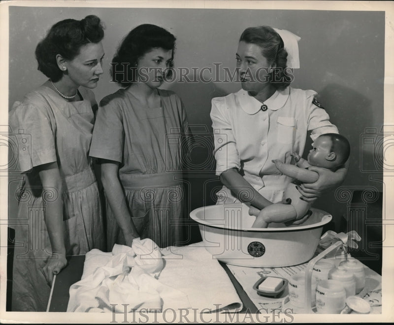 Load image into Gallery viewer, 1949 Press Photo Red Cross health services home nursing instruction, infant care
