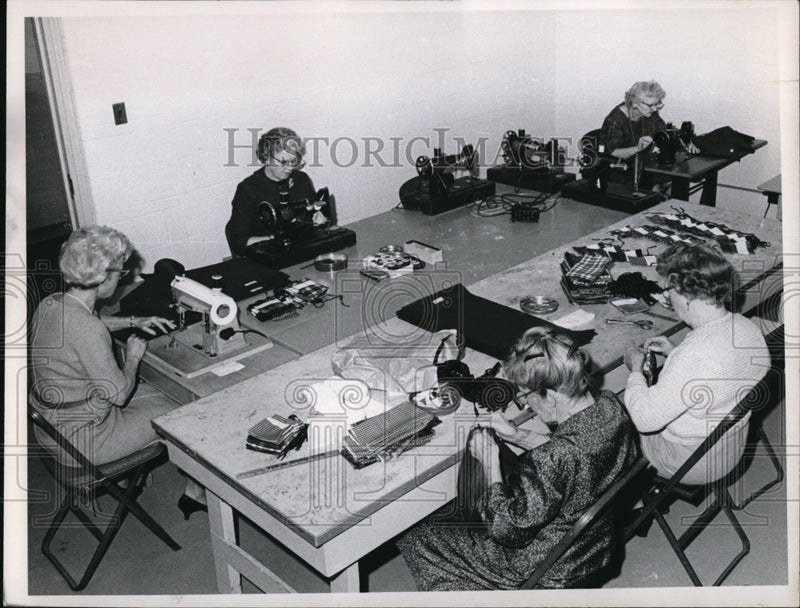 Load image into Gallery viewer, 1966 Press Photo Members of Rocky River Rod Cross Sewing Center
