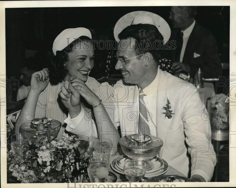 Load image into Gallery viewer, 1939 Press Photo Jessie Simpson celebrates engagement to James Steward at Hotel
