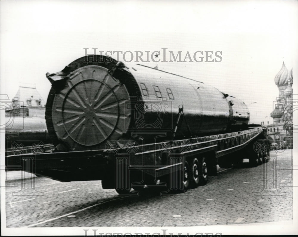 1964 Press Photo Russia parades new military rockets through Red Square