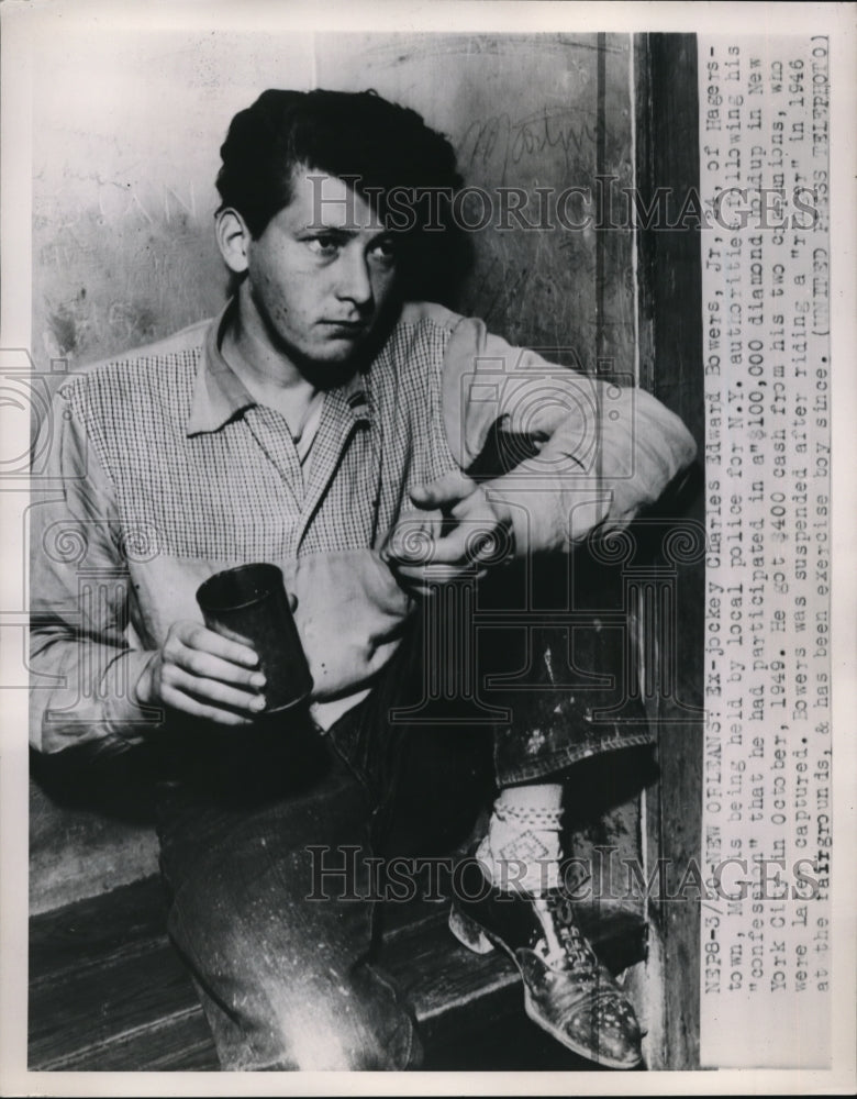 1952 Press Photo Charles Edward Bowers being held for diamond holdup.