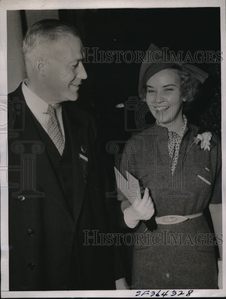 Load image into Gallery viewer, 1936 Press Photo Ruth Brinkman and H.E. Cook chat during the A.B.A. in CA
